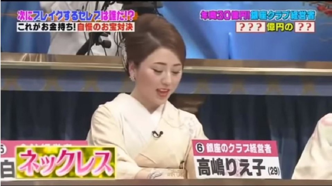 高嶋理惠子自學苦讀12國語言,並憑藉著高超的交際手腕,讓她一躍成為大紅牌。(圖/翻攝自YouTube)