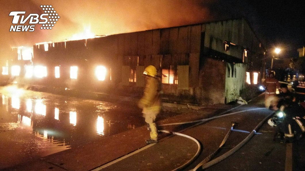 竹北工廠爆炸，火勢驚人。圖／TVBS