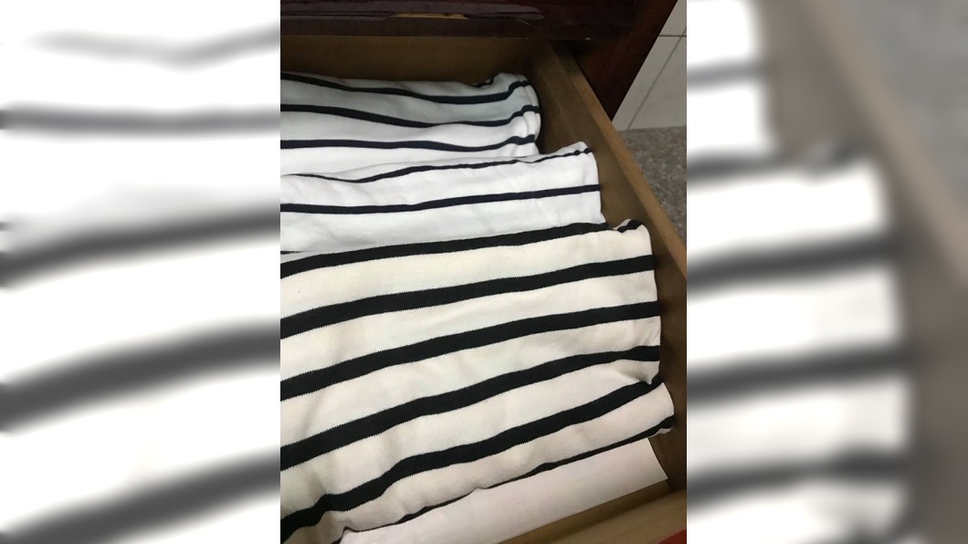 有女網友分享自己衣櫃內的3件黑白條紋上衣。(圖/翻攝自爆廢公社)