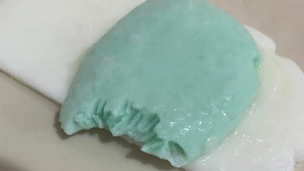 女網友抱怨肥皂老是被咬，留下神秘齒痕。圖／爆廢公社