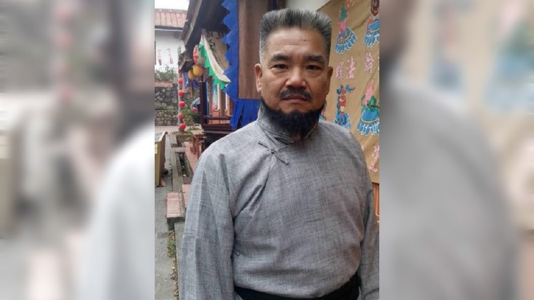 資深演員萬鴻貴在《戲說台灣》曝光率極高,常飾演甘草人物、壞人或財神等角色,堪稱台灣觀眾熟知的最強綠葉。圖/萬鴻貴女兒 授權提供