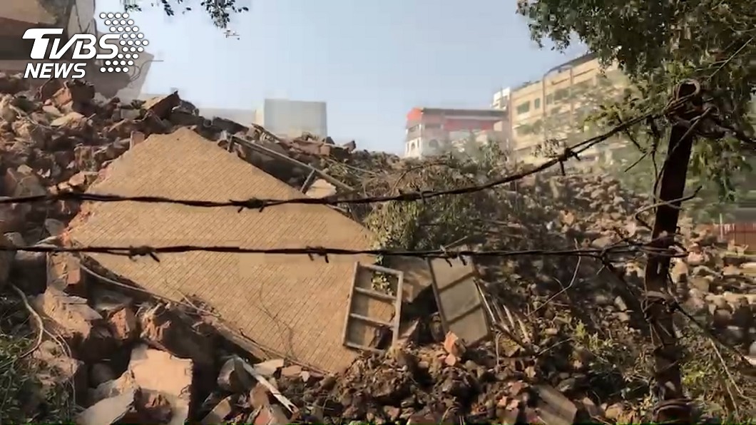 目前相關單位仍在釐清建築物倒塌的原因。(圖/TVBS)