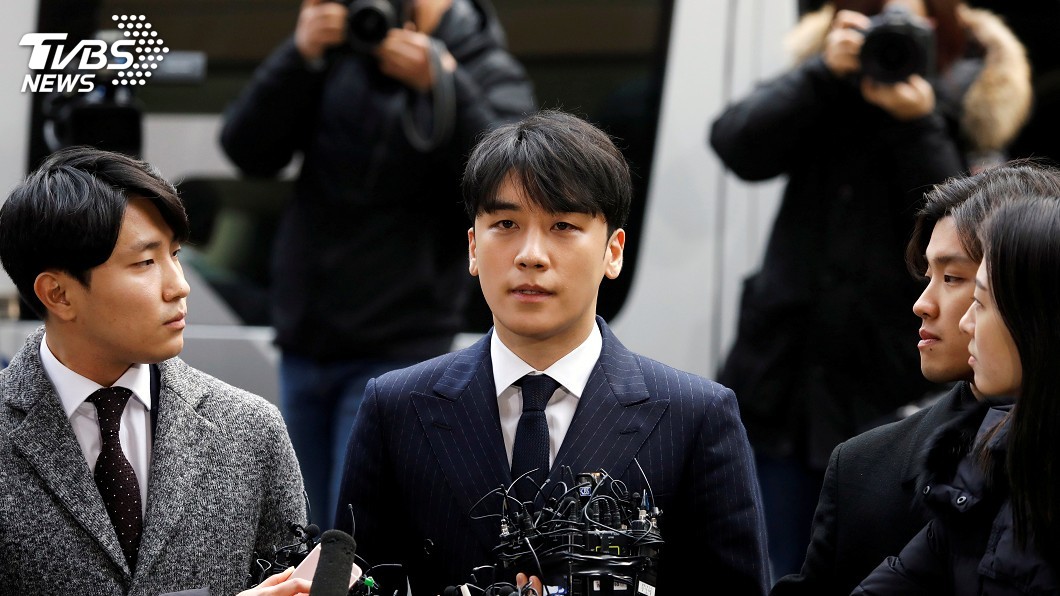 南韓天團「BIGBANG」前成員勝利前往警局接受調查，面對外界的指控他全都否認。(圖／達志影像美聯社)