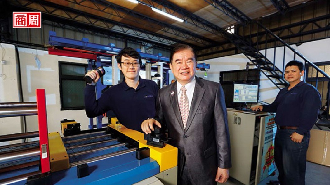 蕭文龍（中）與大兒子蕭皕成（左），要槓桿出更大的模具自動倉儲商機。圖／商業周刊