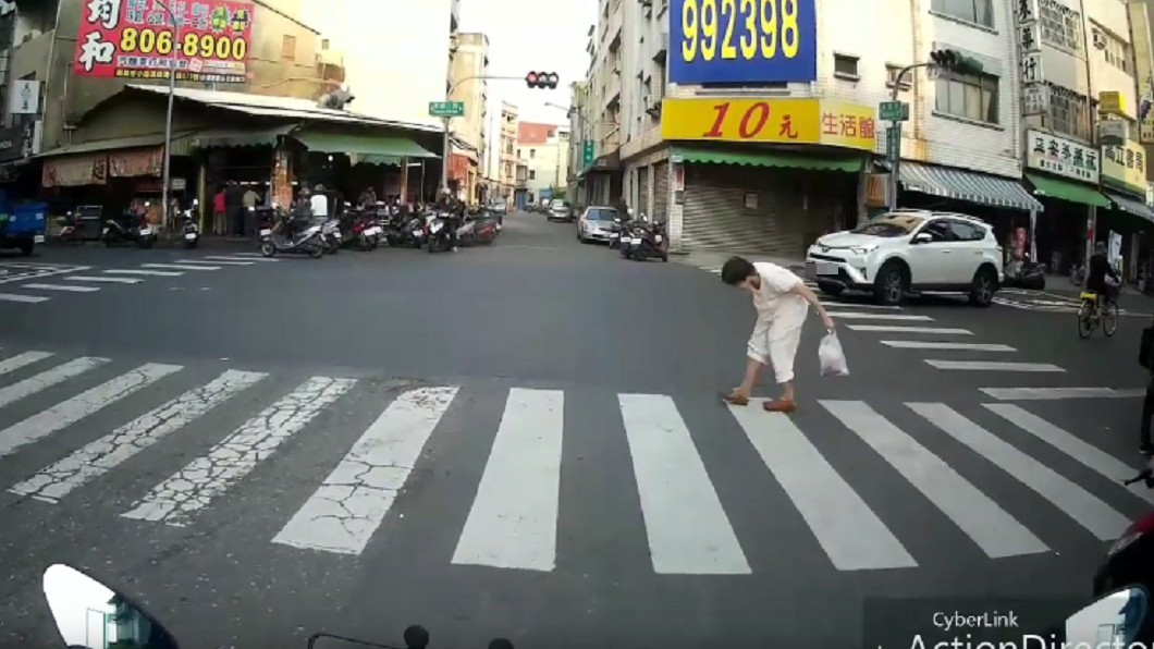 網友推斷,休旅車過停止線前阿嬤就已經在行人穿越道上了。以這樣的開車視角,不太可能沒有看到阿嬤。圖/翻攝臉書爆料公社