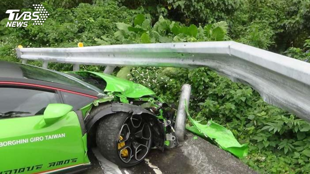 鮮綠色的藍寶堅尼，今上午在北宜公路發生自撞意外。圖／TVBS