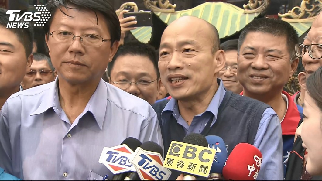 高雄市長韓國瑜(右)到台南幫謝龍介(左)輔選。圖／TVBS