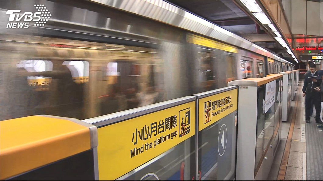 北捷台北車站板南線2號詢問處旁試辦紅外線熱顯像儀偵測旅客體溫。(示意圖／TVBS資料畫面)