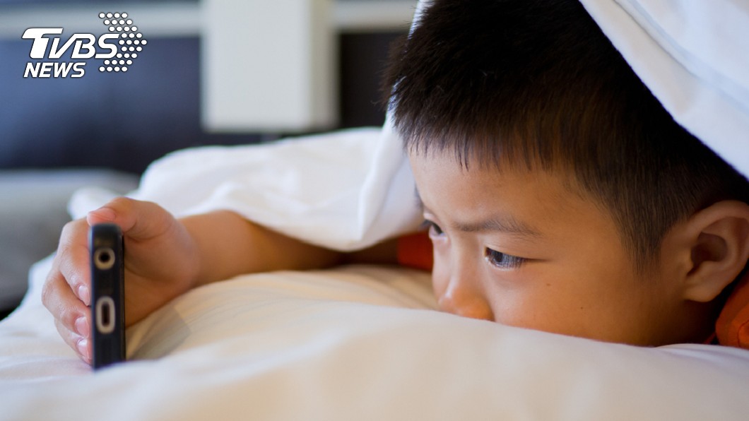 孩童睡前緊盯手機易造成注意力不集中，學習力降低。示意圖／TVBS