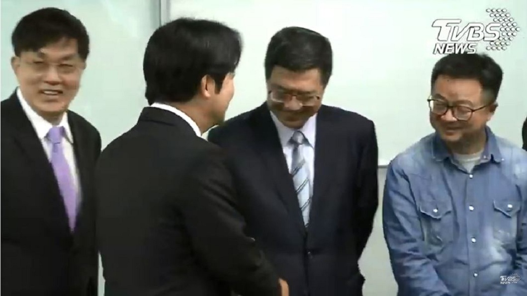 談話完畢後,賴清德向黨主席卓榮泰、黨秘書長羅文嘉握手致意。(圖/TVBS)