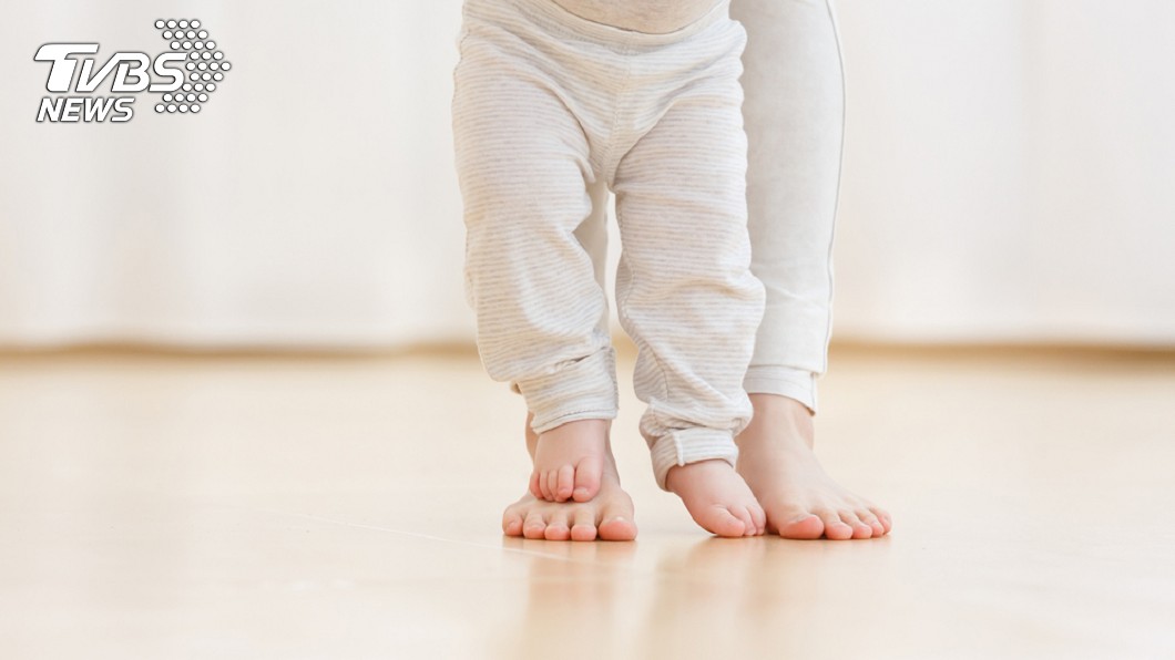 小男童患佝僂症，1歲半還不會走路。示意圖／TVBS