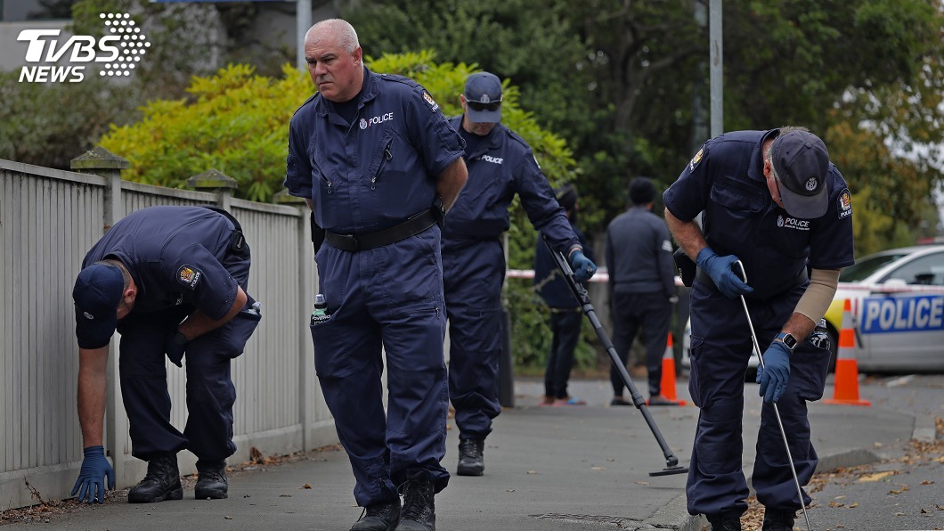 紐西蘭警方隨即將槍手逮捕,並在現場進行大規模搜索。(圖/達志影像美聯社)