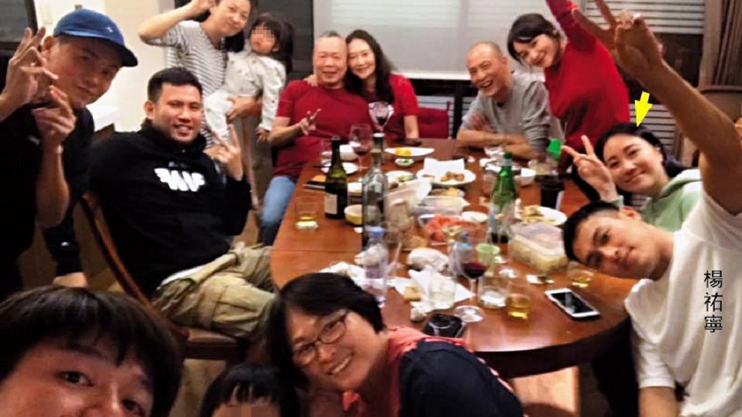 今年大年初一楊祐寧(前排右一)全家聚餐,Melinda(箭頭處)也出現在照片中。(圖/翻攝自林美麗臉書)