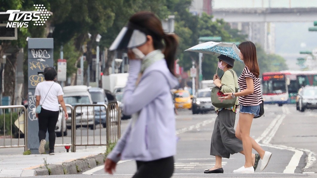 今日陽光露臉，屏東楓港測得全台最高溫33.7度。圖／中央社