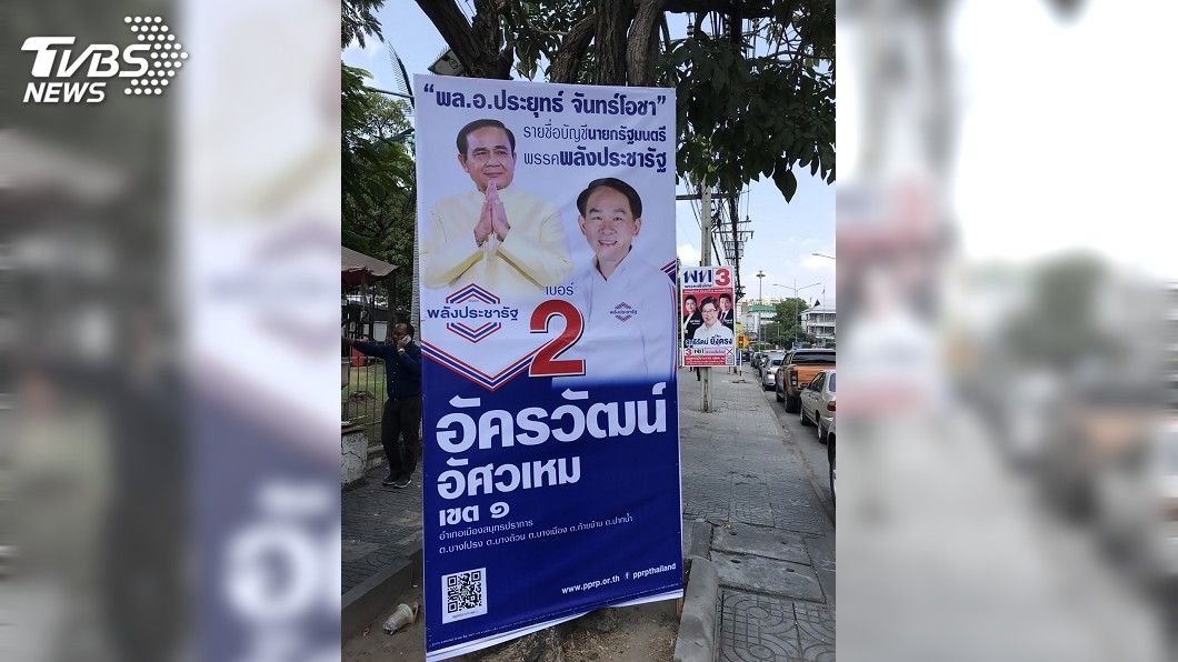 泰國眾議院選舉24日將登場,親前總理戴克辛的為泰黨和支持軍政府的公民力量黨分別提出經濟利多,盼爭取選民支持。前為公民力量黨看板,後為為泰黨看板。圖/中央社