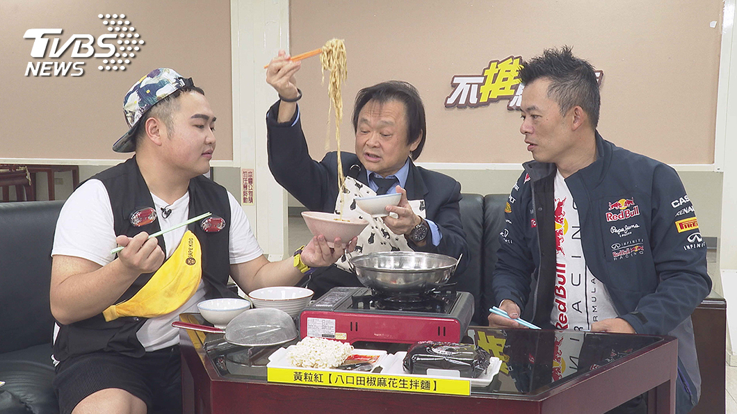TVBS全新原創網路節目《不推怎麼行》第二集大來賓是台北市議員王世堅(中)。左為主持人Budi、右為主持人Andy老爹。圖／TVBS