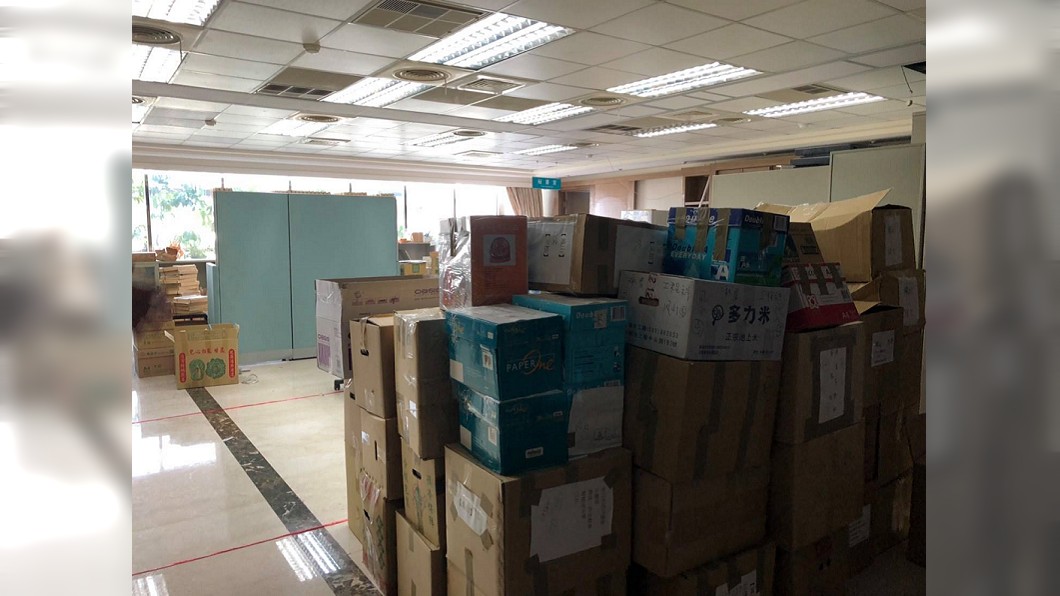 舊市長辦公室堆滿雜物。圖/翻攝自「煥然一新 簡煥宗」臉書