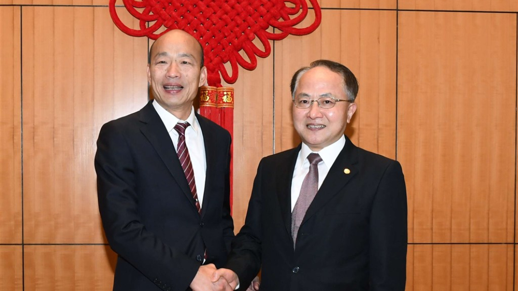 高雄市長韓國瑜（圖左）訪問香港，22日拜會中聯辦主任王志民（圖右）。翻攝／香港中聯辦網頁