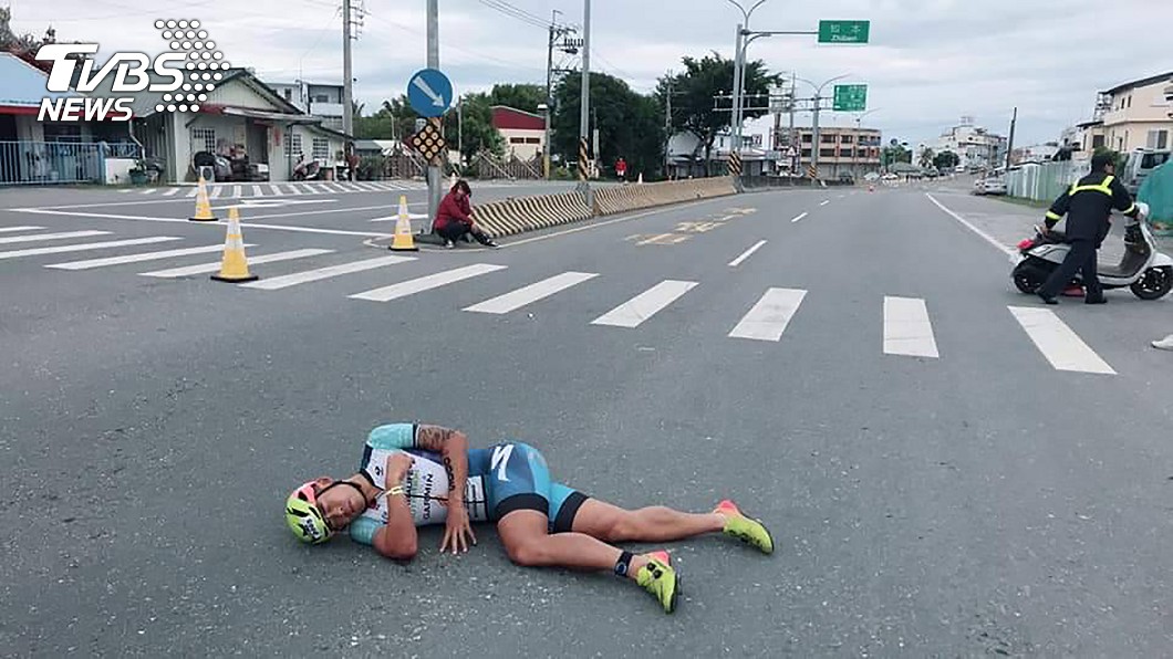 灣鐵人一哥謝昇諺在自行車競賽時，遭闖入的機車擦撞而跌倒在地，表情十分痛苦。(圖／中央社)