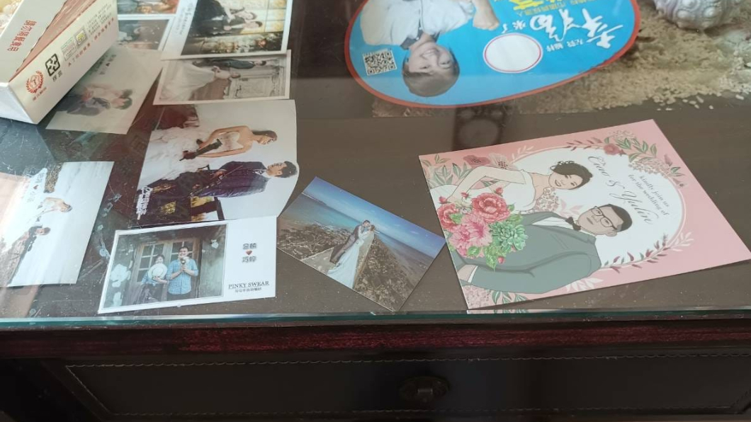 有網友會把婚禮小卡放玻璃桌墊下面收藏。圖/翻攝自爆廢公社