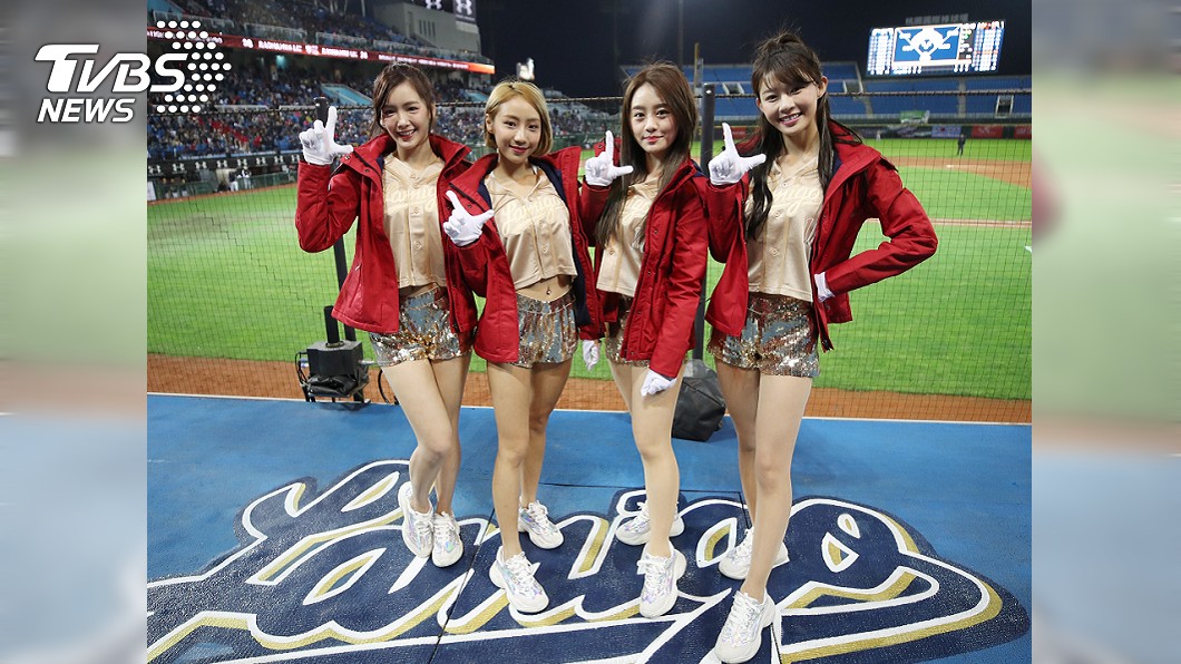 Lamigo桃猿隊啦啦隊LamiGirls全員到齊應援,新學妹菲菲(左起)、卉妮、若潼與YURI首次在全猿主場登場演出。(圖/中央社)