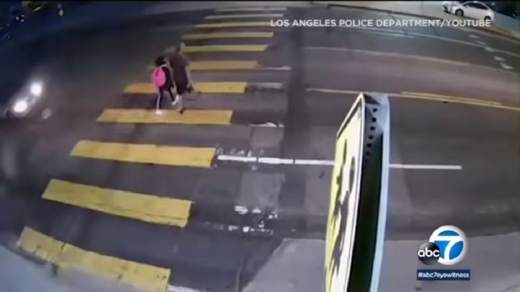 美國一名男子正帶著11歲女兒下課過馬路。(圖／翻攝自YouTube)
