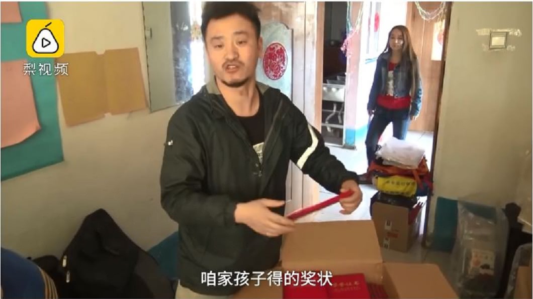 看到孩子們努力不屑得到學校的獎狀,就是王浩楠心中最大的安慰。(圖/翻攝自梨視頻)