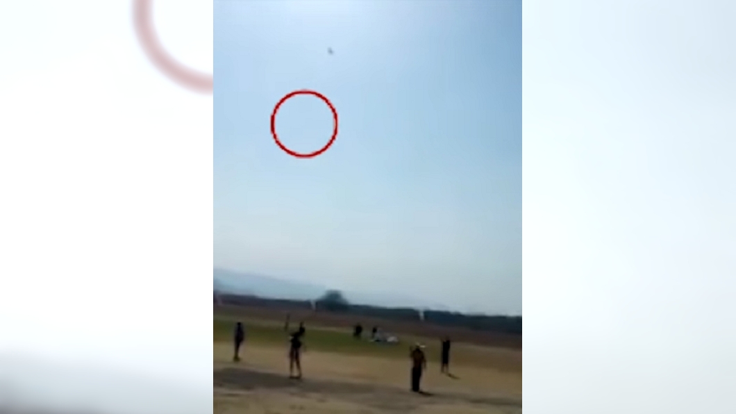 圖／翻攝自El Universal YouTube 18歲少女跳傘慶生　在親友面前墜地慘死