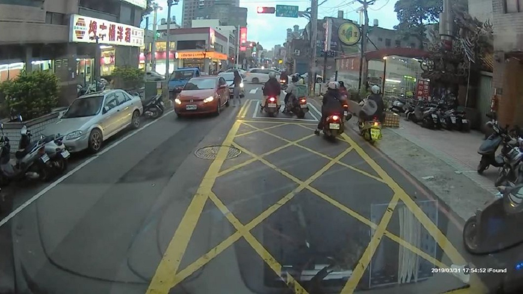 一名女駕駛直接把車停在路上,隨後下車拿自己的包包。(圖/翻攝自YouTube)
