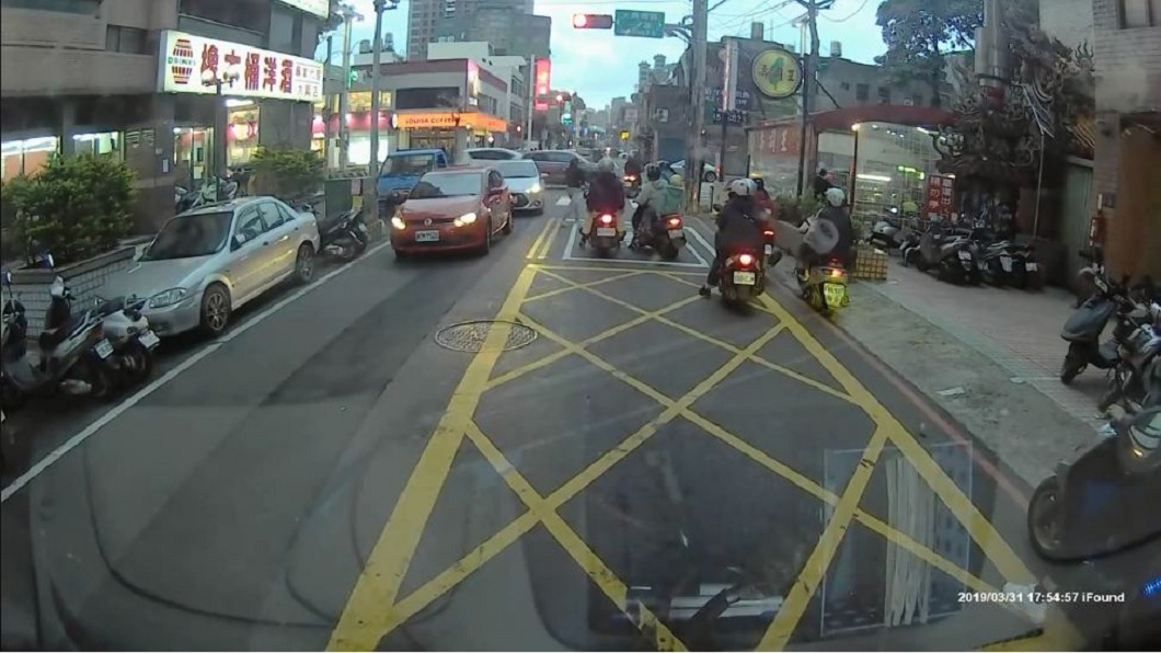 下一秒她直接跑到對向的壽司店買壽司,一旁及後方車輛的駕駛和騎士全看傻眼。(圖/翻攝自YouTube)