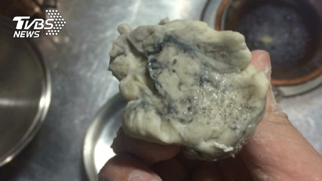 廠商製造不鏽鋼容器會用黑油當潤滑油,儘管出廠前會清洗,仍有可能殘留黑油。圖/TVBS