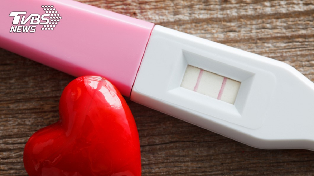 不少女性若是感覺可能懷孕了，都會先使用驗孕棒驗驗測試。(示意圖／TVBS)