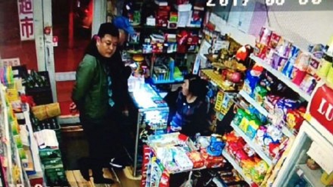 吉林一間超市驚見一名穿著綠色上衣的男子，對在店內購物的女大生伸手襲臀。(圖／翻攝自微博)