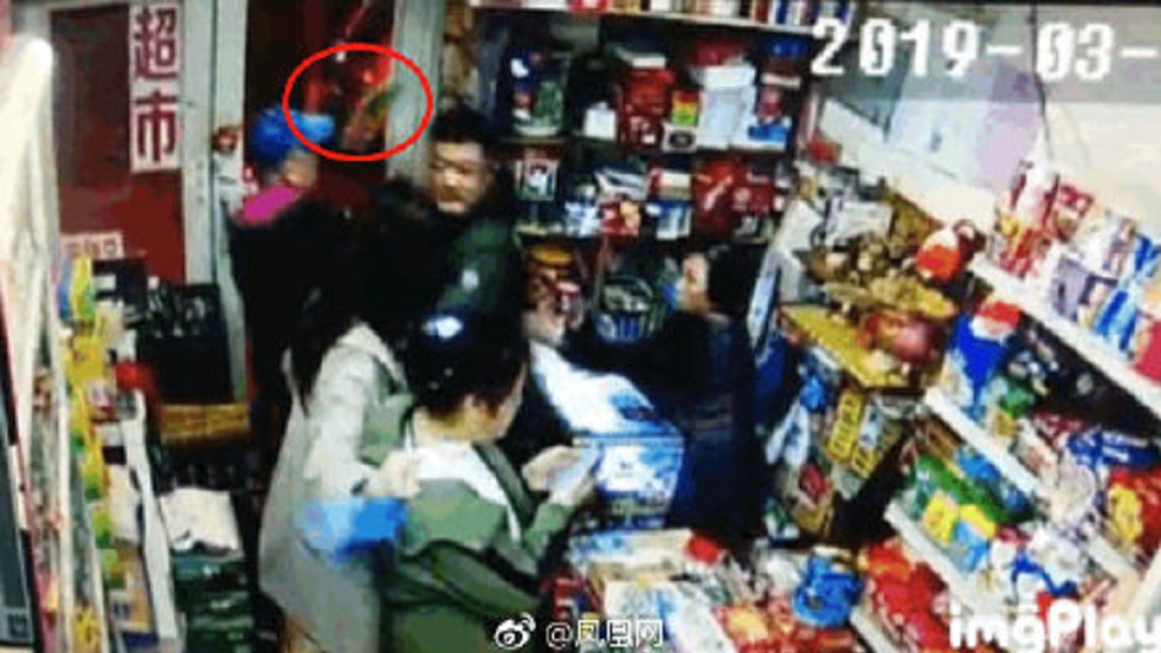 男子惡行被揭發後,竟然惱羞成怒持酒瓶朝女大生頭部狂敲。(圖/翻攝自微博)