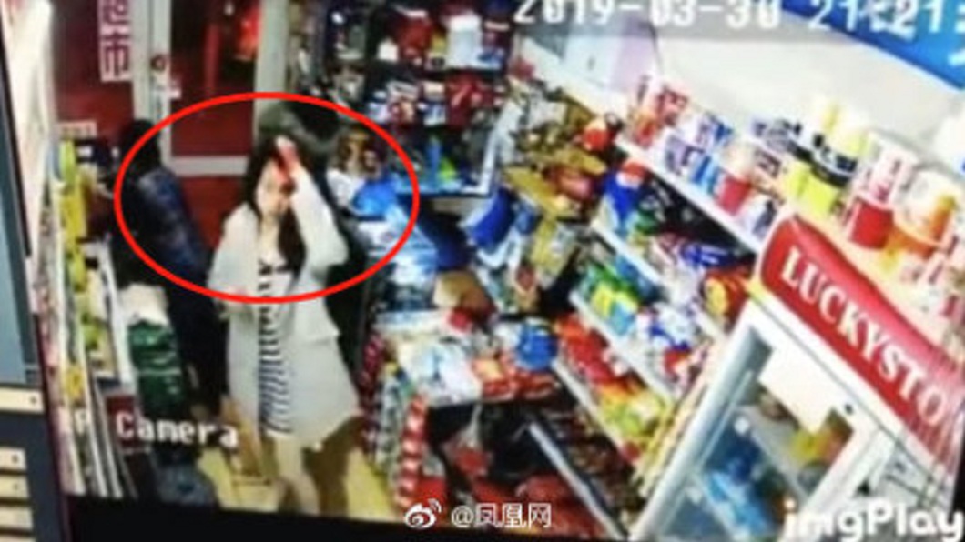 女大生頭部被敲得頭破血流,當地警方已經介入調查。(圖/翻攝自微博)