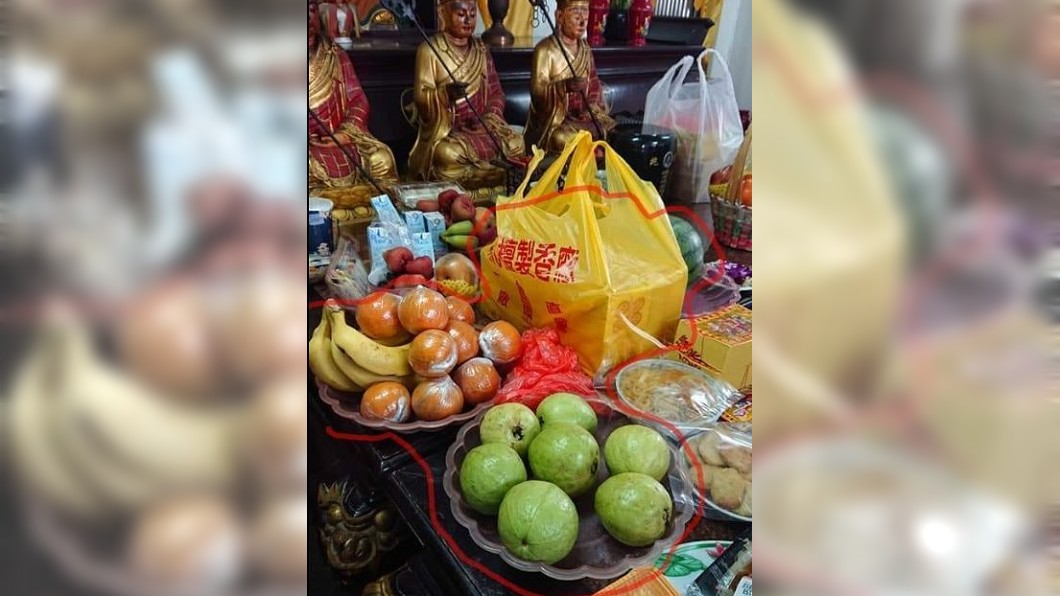 有網友分享自己去祭拜外婆時放了芭樂,結果遭到母親訓斥。(圖/翻攝自爆廢公社公開版)