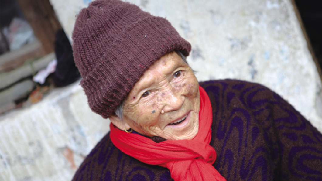 浙江這位高齡98歲的老奶奶，日前想起積欠一位木匠師傅10元工資長達50年，她徒步走了3公里親自送到對方家歸還。(圖／翻攝自陸網)