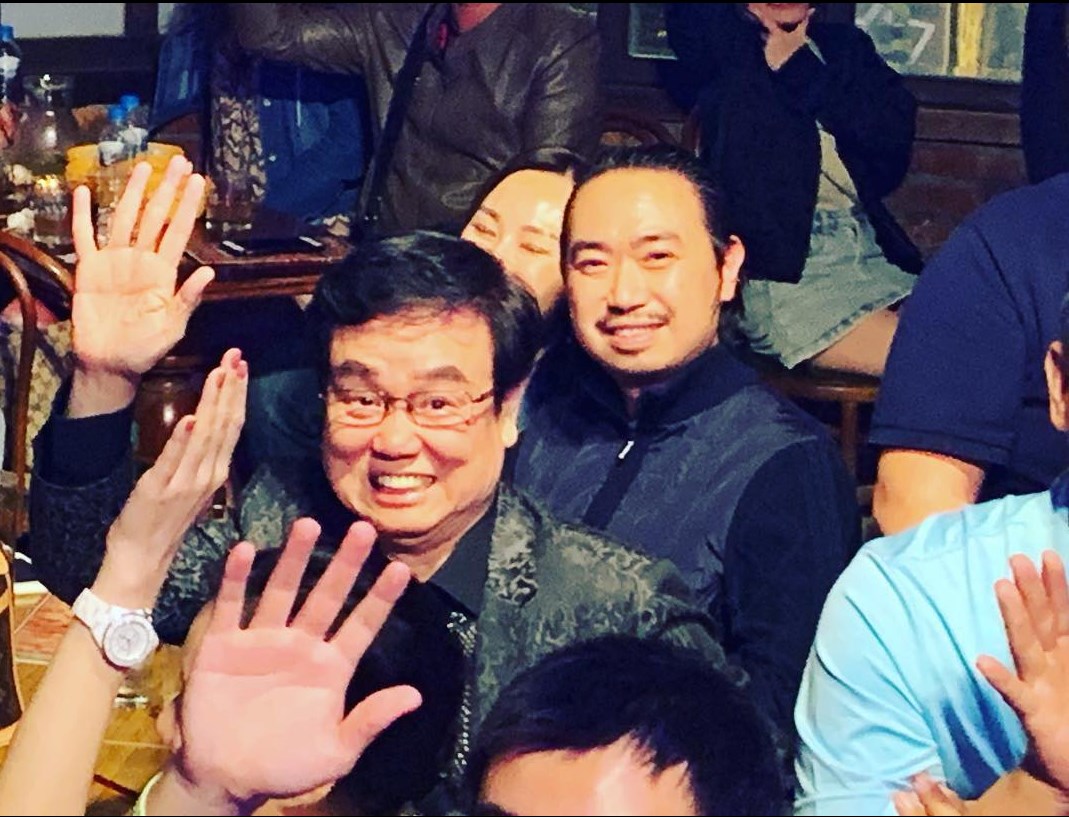 黃百鳴(圖中)。圖/翻攝自賴銘偉粉絲團