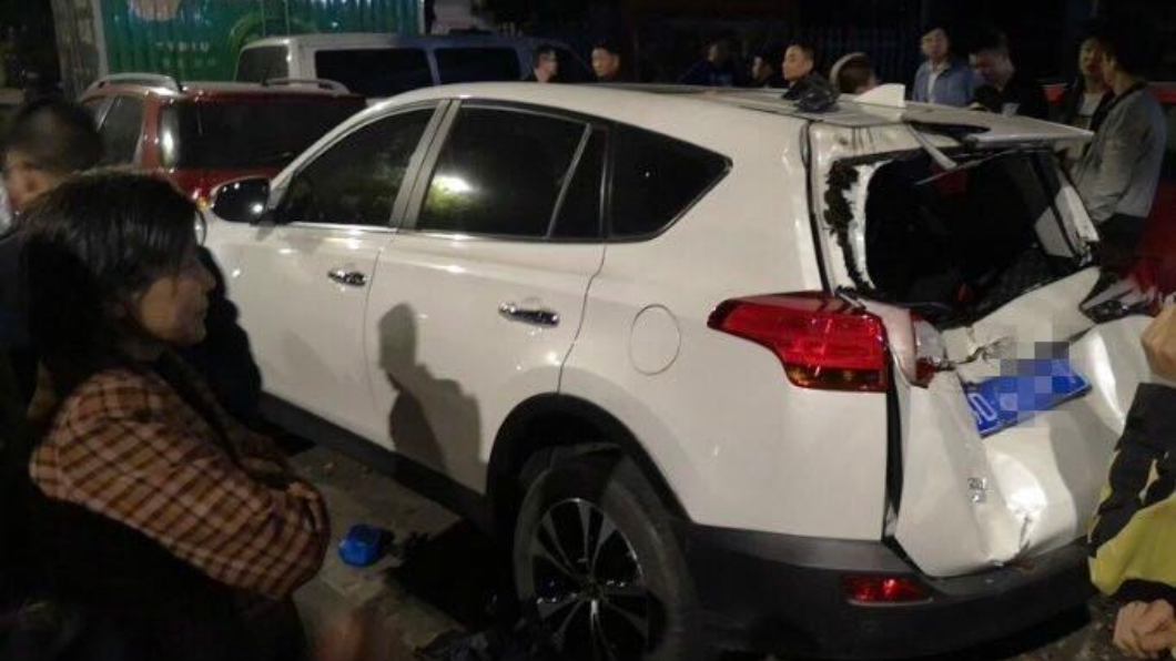 停在路邊的白色轎車玻璃全碎,可見撞擊力道相當大。圖/翻攝自微博