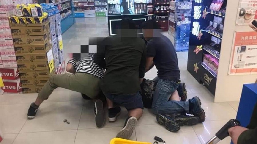 在店員及其他熱心客人協助下，男子也遭到制伏。圖／翻攝自臉書