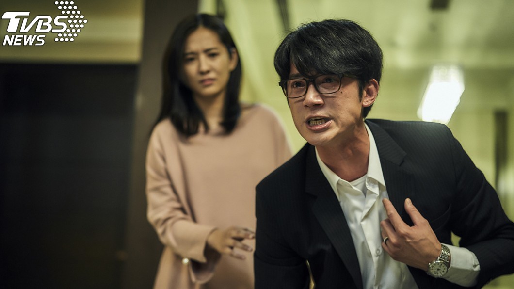 吳慷仁在《我們與惡的距離》中飾演法扶律師王赦。圖/公視提供