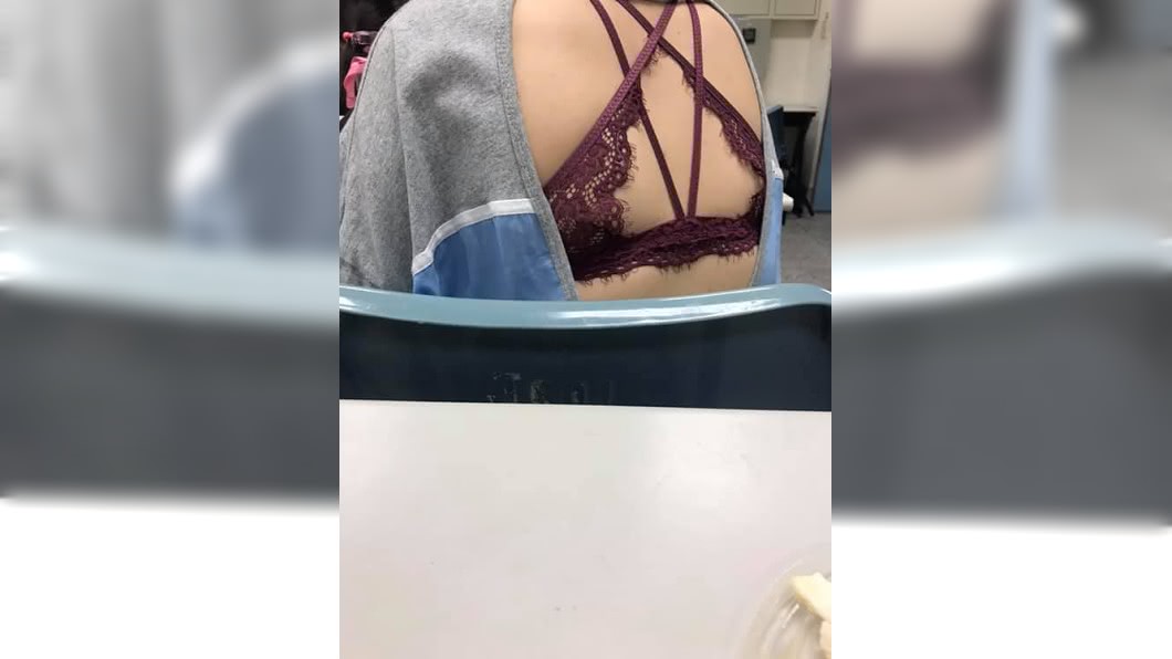 台灣也有網友遇到上課時遇到前方女同學的火辣打扮。(圖/翻攝自爆廢公社)