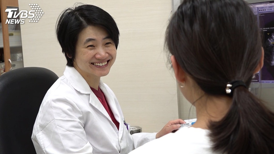 東元綜合醫院動員婦產科、小兒科和外科醫師齊力搶救,讓媽媽相當感謝。圖/TVBS