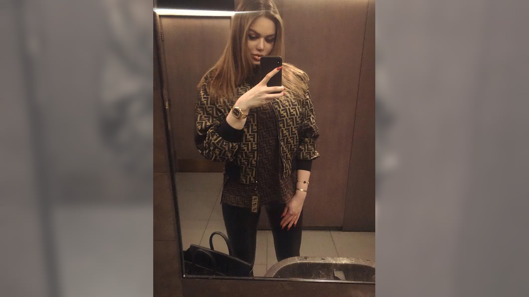 年僅24歲的拉迪若娃竟擁有多台跑車。圖/翻攝自 IG@dradionova