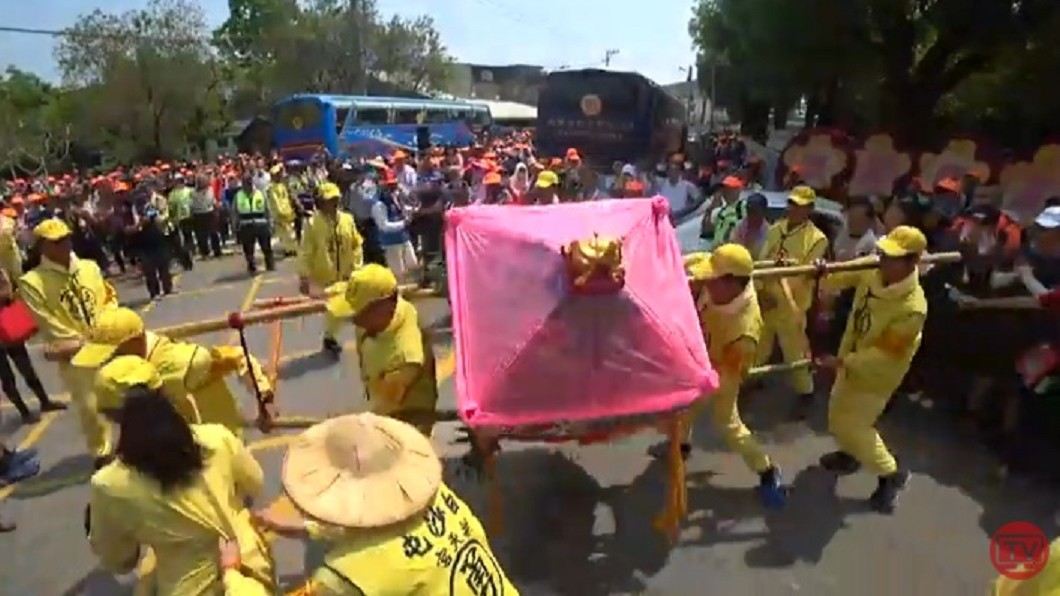 鑾轎過了校門口後,又突然一個大轉彎,走進校園駐駕,現場一陣歡呼。圖/翻攝自白沙屯媽祖網路電視台YouTube