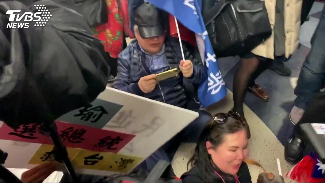 僑胞熱情接機,擠到摔倒!圖/TVBS