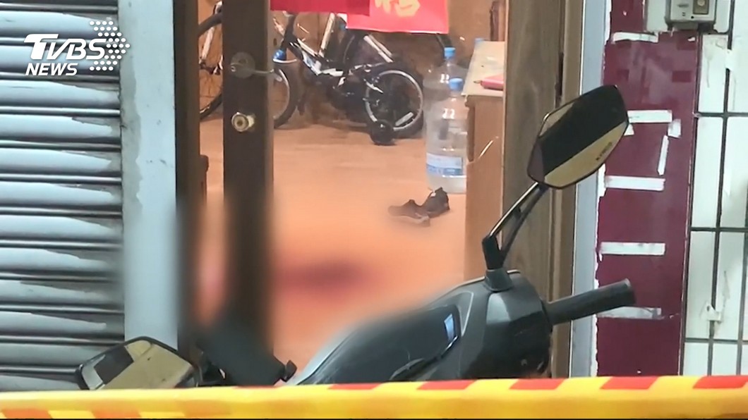 陳男酒後弒母,現場血跡斑斑。(圖/TVBS)