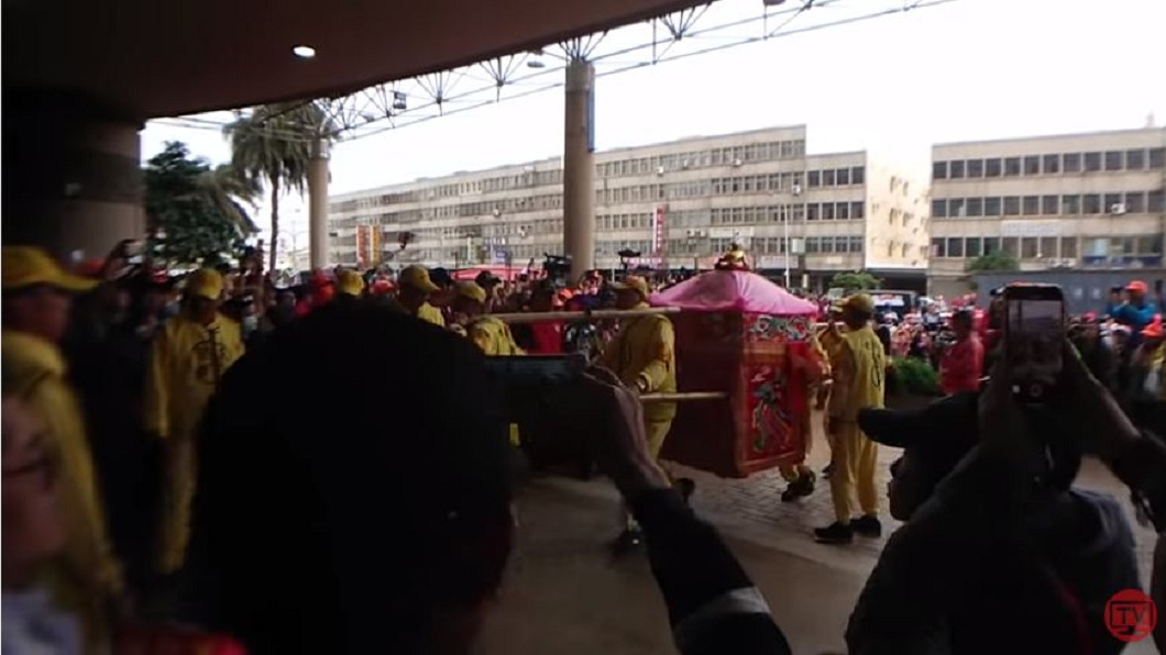 白沙屯媽祖鑾轎抵達童綜合醫院梧棲院區。(圖/翻攝自白沙屯媽祖網路電視台YouTube)