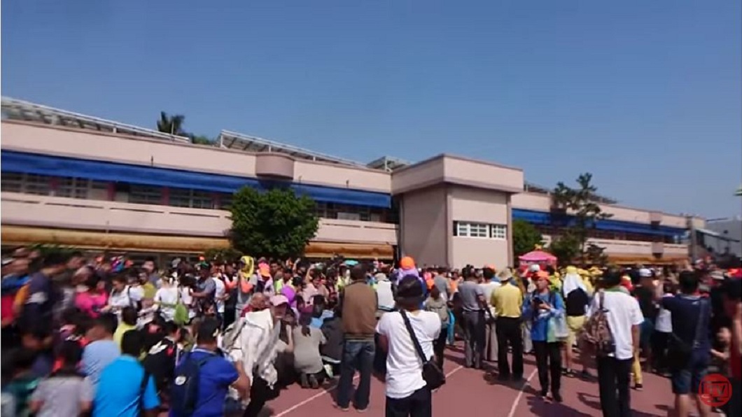 現場擠進大批信眾,希望能鑽轎腳。(圖/翻攝自白沙屯媽祖網路電視台YouTube)