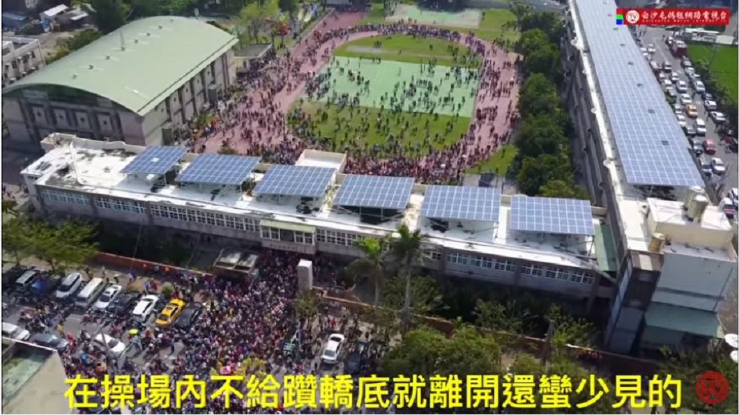 不料現場推擠和插隊事件頻傳,還有長者因此摔倒受傷,白沙屯媽祖鑾轎最後不給鑽就離開現場。(圖/翻攝自白沙屯媽祖網路電視台YouTube)